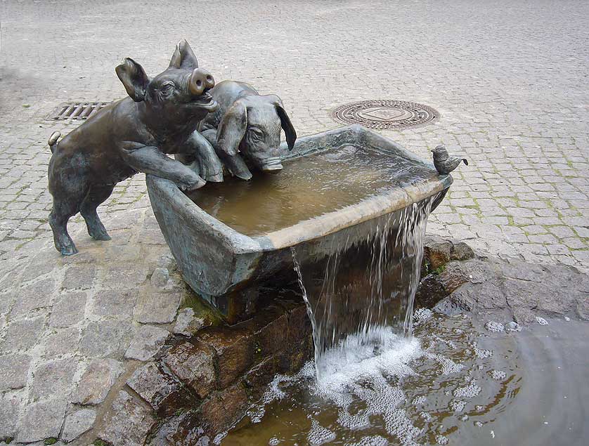 Ferkel-Brunnen: Ferkel und Spatz